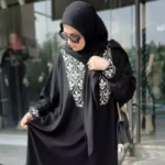 پیراهن مانتویی مشکی را چگونه اتو بکشیم؟